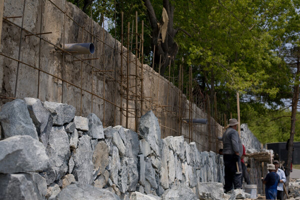 Стена из натурального камня
