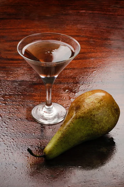 Stilleben med vin och ett päron — Stockfoto