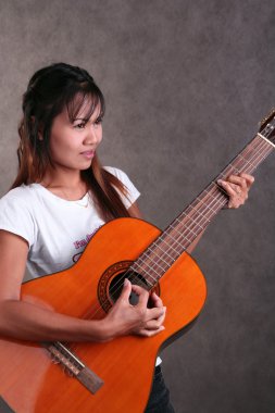 Taylandlı kız gitar çalmak