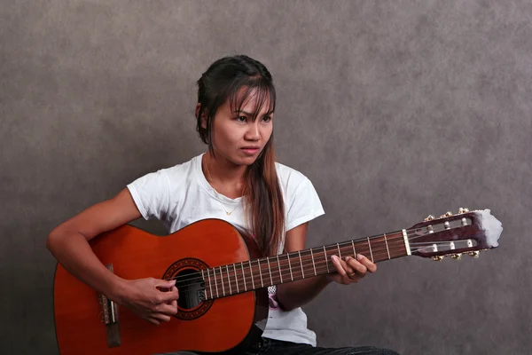 stock image Thai girl playing guitar