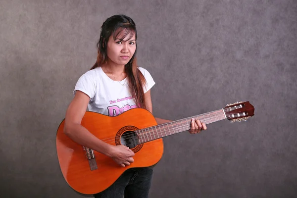 Тайская девочка играет на гитаре — стоковое фото