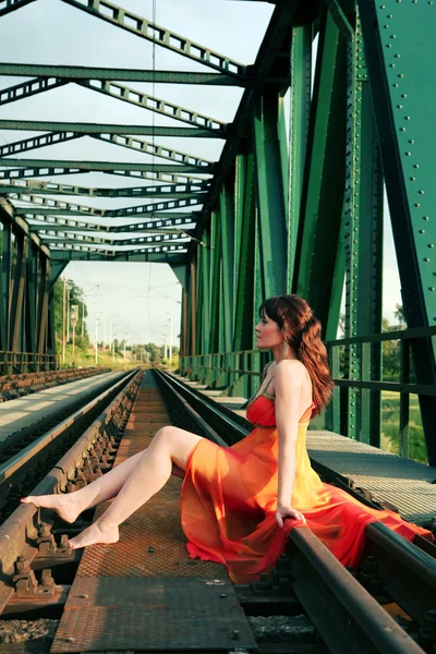 Jonge vrouw op spoor — Stockfoto