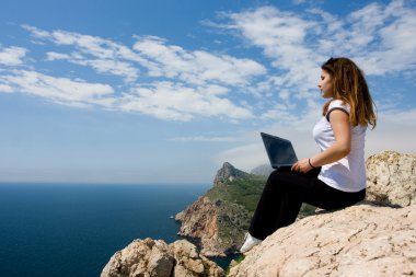 laptop ve doğa ile kadın