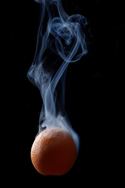 Laranja e fumo — Fotografia de Stock