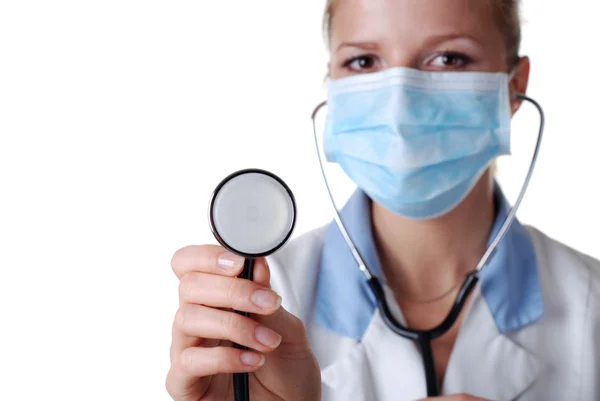 Verpleegster met stethoscoop en maskeren — Stockfoto