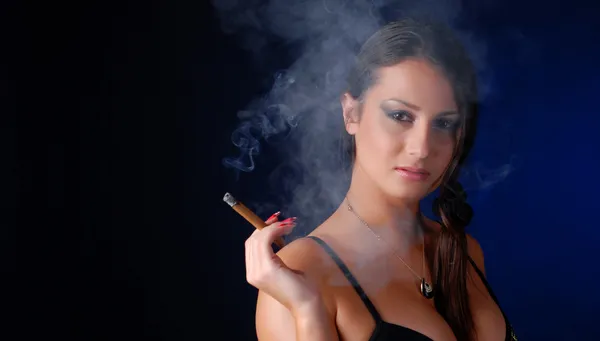 Frau mit Zigarre — Stockfoto