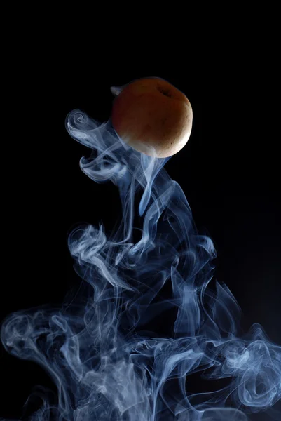Žluté jablko a kouř — Stock fotografie