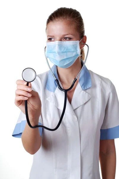 Медсестра со стетоскопом и маской — стоковое фото