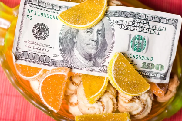 Papírové peníze a sladkosti — Stock fotografie