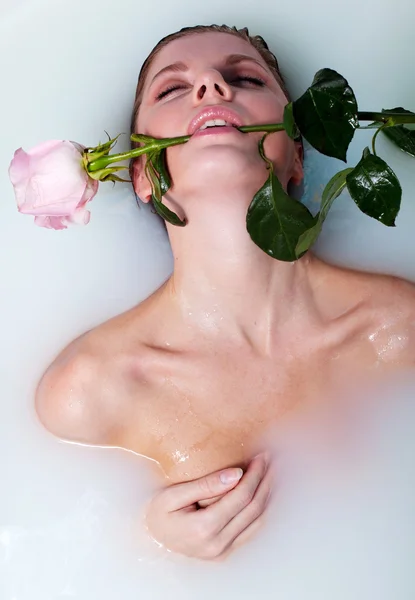 Mujer en baño con rosa —  Fotos de Stock