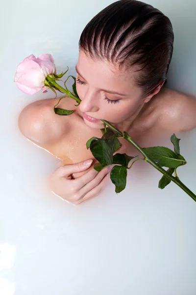 Kobieta w kąpieli z różą — Zdjęcie stockowe