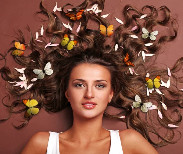 Frau und Schmetterlinge — Stockfoto