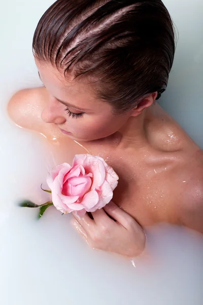Kvinna i badet med ros — Stockfoto