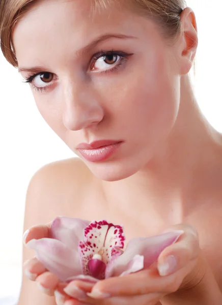 Tvář ženy a orchidej — Stock fotografie