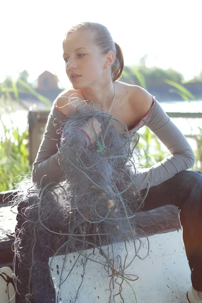 Junge Frau und Fischernetz — Stockfoto