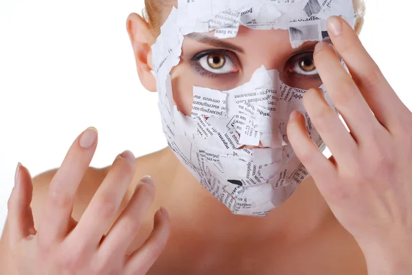 Kvinna i papper mask — Stockfoto