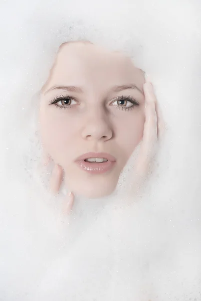 Mujer y espuma blanca —  Fotos de Stock