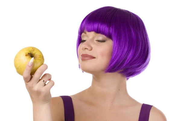 Mujer en peluca con manzana amarilla —  Fotos de Stock
