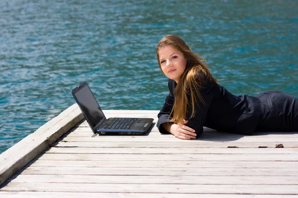 ノート パソコンと海と女性 — ストック写真