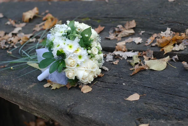 在长凳上的婚礼花束 — 图库照片