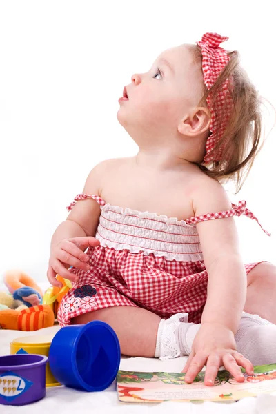 Pequena menina bonita com brinquedos — Fotografia de Stock