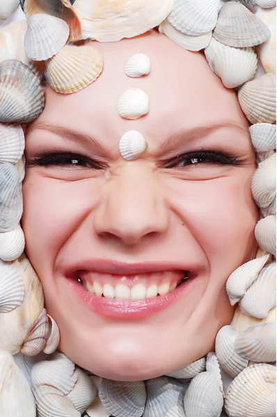 Kobieta twarzy z seashel — Zdjęcie stockowe