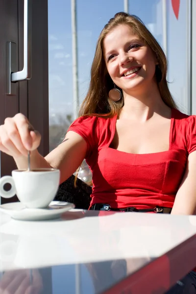 Mujer en la cafetería — Foto de Stock