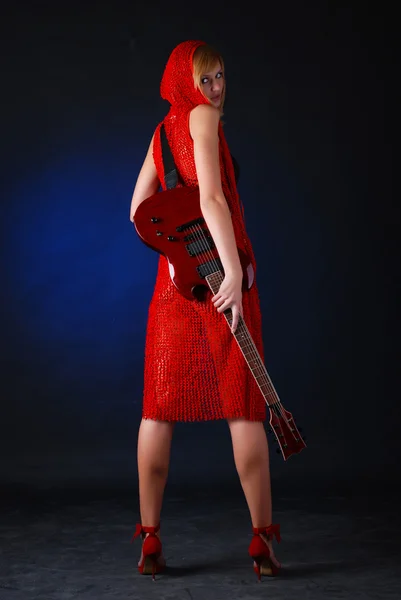 Vrouw met gitaar — Stockfoto