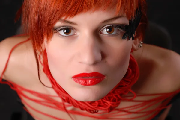 लाल कुंपण असलेली स्त्री — स्टॉक फोटो, इमेज