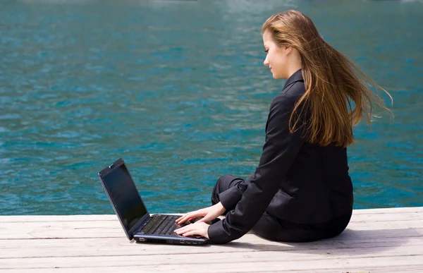 笔记本电脑和海的女人 — 图库照片