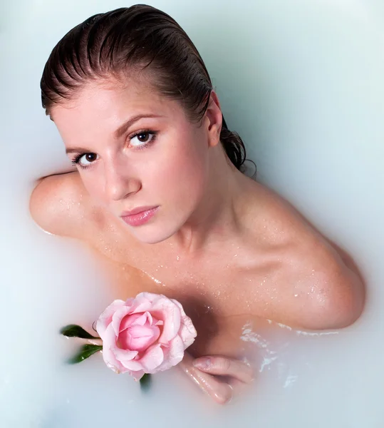 Жінка в ванні з трояндою — стокове фото