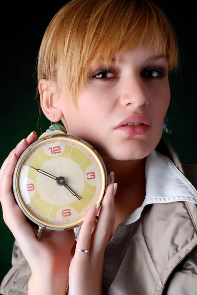 Femeie cu ceas deşteptător — Fotografie, imagine de stoc