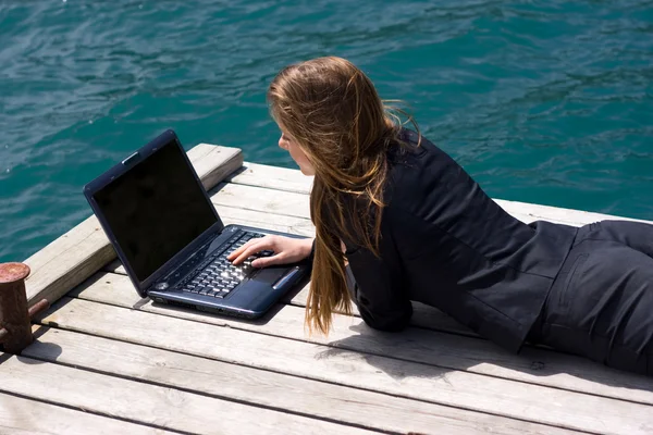 Woman with laptop and sea — Stock Photo, Image