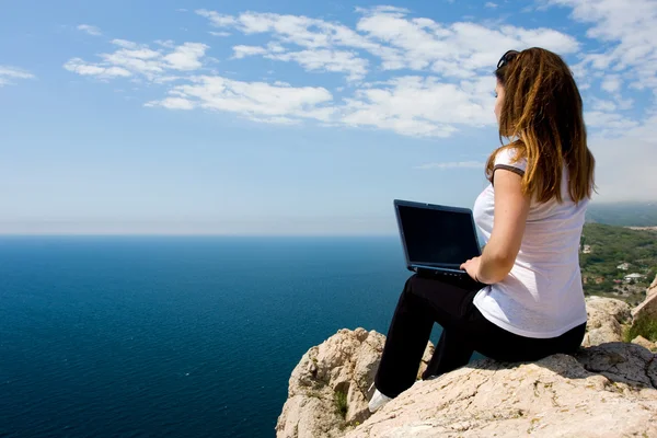 Kobieta z laptopa i natura — Zdjęcie stockowe