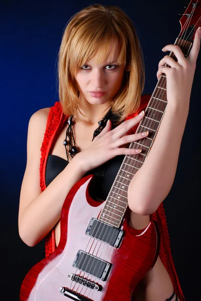 Vrouw met elektrische gitaar — Stockfoto