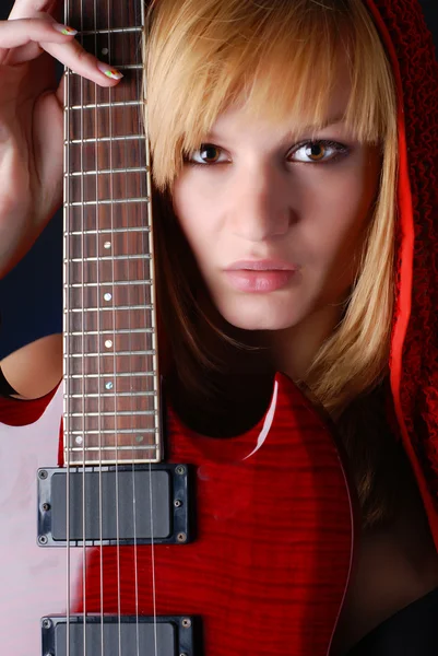 Kadın ve kırmızı gitar — Stok fotoğraf