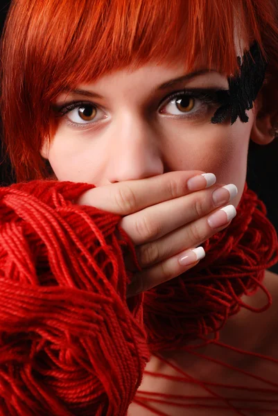 Mulher com fenda vermelha — Fotografia de Stock