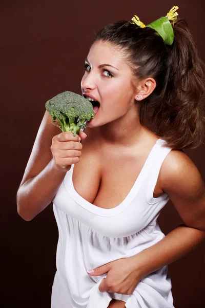 Mujer y brócoli — Foto de Stock