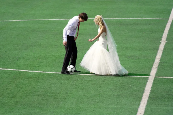 Couple plaçant football — Photo