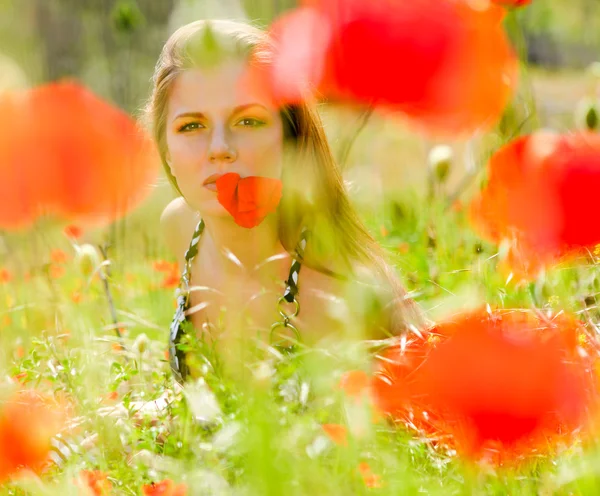 Woman and poppies — Stock Photo, Image