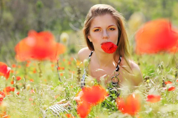 Woman and poppies — Stock Photo, Image