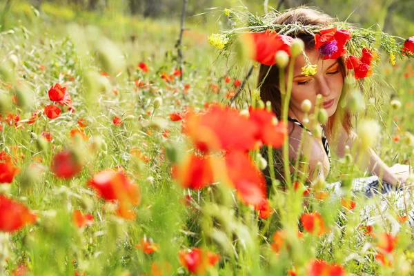 여자와 꽃의 고리 — 스톡 사진