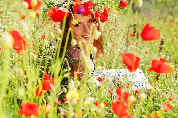 Žena a kroužek květin — Stock fotografie