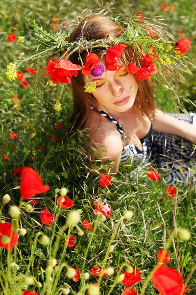 Mulher e círculo de flores — Fotografia de Stock