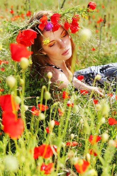Vrouw en circlet van bloemen — Stockfoto