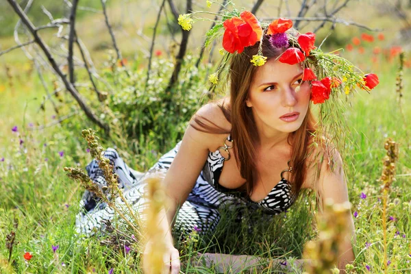 Mujer y círculo de flores —  Fotos de Stock