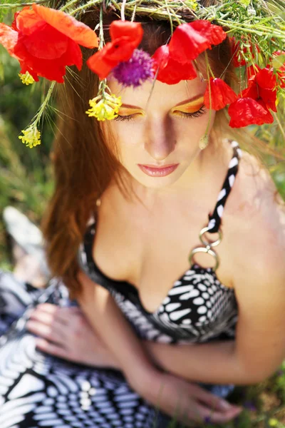 Kadın ve çiçek HALKAHALKA — Stok fotoğraf