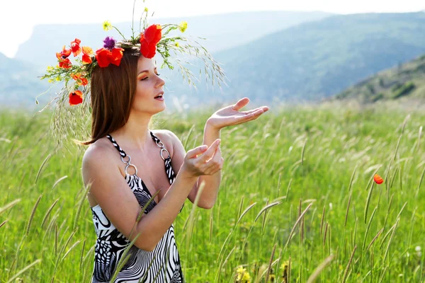 Woman and circlet of flowers — Stock Photo, Image