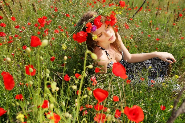 Kobieta i kółeczko kwiatów — Zdjęcie stockowe