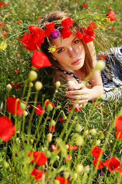 Kvinna och diadem med blommor — Stockfoto